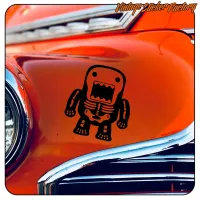 Detailansicht von Domo-kun Skeleton auf der orangefarbenen Karosserie eines Oldtimers