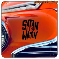 Vinilo «SATAN IS WAITIN'» aplicado junto a detalles cromados de un vehículo clásico