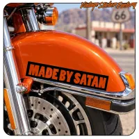 „MADE BY SATAN“-Text auf dem orangefarbenen Tank eines Motorrads