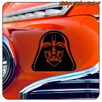 Darth-Vader-Aufkleber auf der Karosserie eines klassischen roten Fahrzeugs, alternative Ansicht
