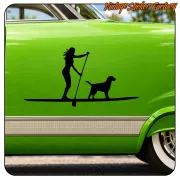 Silhouette einer Frau mit Paddel und Hund auf einem Board an der Tür eines grünen Autos angebracht