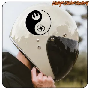 Adhésif yin yang inspiré de Star Wars placé sur un casque blanc à visière sombre