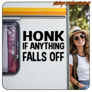 Schwarzer Text „HONK IF ANYTHING FALLS OFF“ auf der weißen Seite eines Wohnmobils