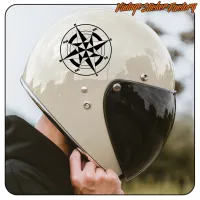 Detail der schwarzen Windrose auf einem klassischen Motorradhelm