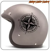Rosa de los vientos aplicada en el lateral de un casco de motocicleta