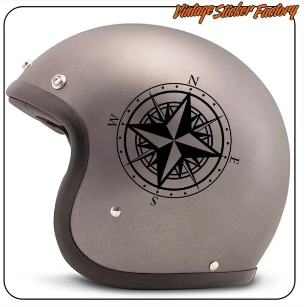 Detalle de rosa de los vientos aplicada sobre un casco de motocicleta
