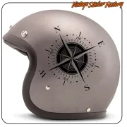 Rose des vents placée sur un casque de moto
