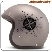 Detalle del diseño de rosa de los vientos aplicado sobre un casco