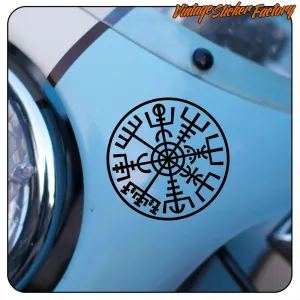 Vegvísir noir appliqué sur la carrosserie bleue d’un véhicule classique