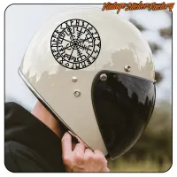Detail eines schwarzen Vegvisir-Aufklebers auf einem weißen Motorradhelm