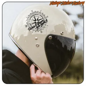 „HOME IS WHERE YOU PARK IT“-Kompassdesign auf einem Motorradhelm