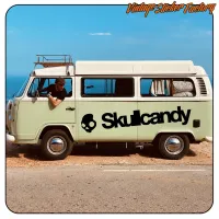 Seitenansicht eines klassischen Transporters mit schwarzem Totenkopf- und Skullcandy-Schriftzug-Design