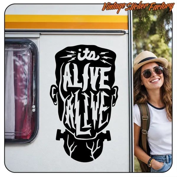 „It's Alive“-Design an einer Wohnwagentür neben einer Person