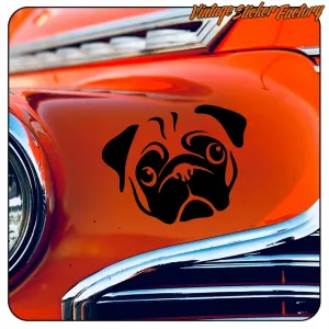 Schwarzes Mops-Design auf der orangefarbenen Karosserie eines Oldtimers