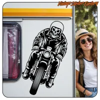 Alternative Ansicht des seitlich geneigten Motorradfahrerschädels auf einem Wohnwagen
