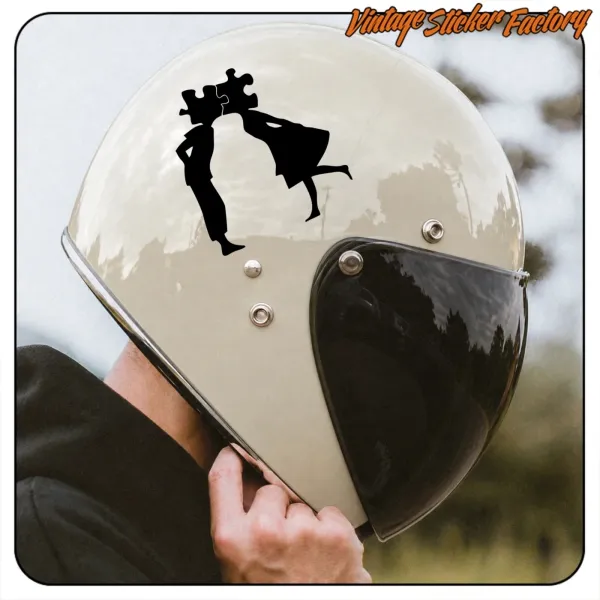 Siluetas con piezas de puzzle colocadas en un casco de motocicleta, vista lateral