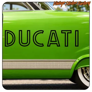 Texto DUCATI en negro aplicado sobre el lateral de un vehículo verde