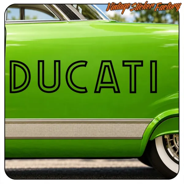 Autocollant DUCATI à lettres détourées appliqué sur le côté d’un véhicule vert