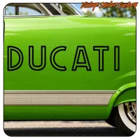 Pegatina DUCATI de letras contorneadas aplicada en el lateral de un vehículo verde