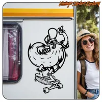 Pegatina de personaje skater sobre una caravana, junto a una mujer con sombrero