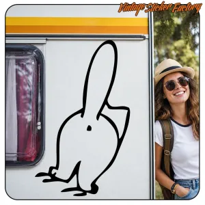 Große Katzensilhouette auf einem Wohnwagen
