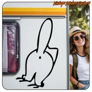 Große Katzensilhouette auf einem Wohnwagen