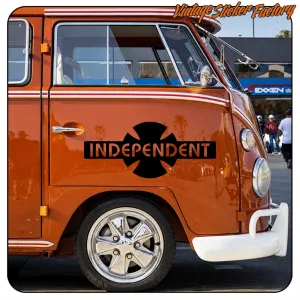 Adhésif INDEPENDENT noir appliqué sur la porte d’un fourgon classique orange