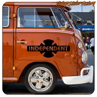 Ansicht des schwarzen INDEPENDENT-Aufklebers auf einem klassischen orangefarbenen Van