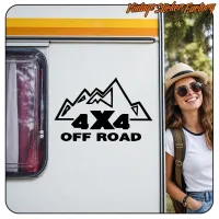 4X4 OFF ROAD Design auf einem Wohnwagen neben einer Person mit Hut