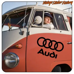 Diseño AUDI negro colocado en la puerta de una furgoneta clásica bicolor