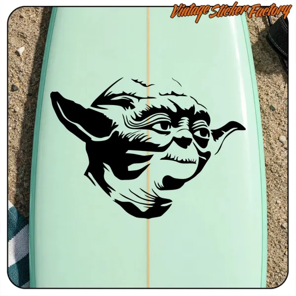 Rostro de Yoda en negro sobre una tabla de surf verde, vista de cerca