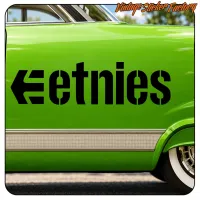 Logo etnies noir sur le côté vert d’un véhicule classique