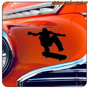 Silhouette noire de skateur sur un skateboard posée sur la carrosserie d’une voiture classique