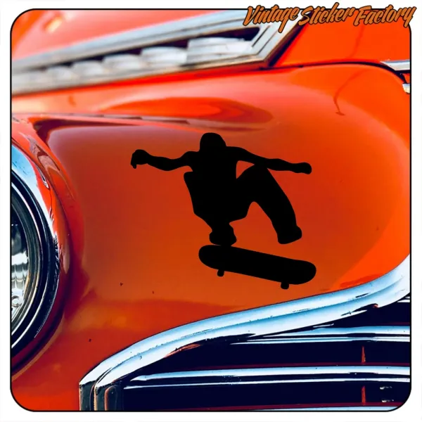 Sticker de skateur sur un skateboard sur la carrosserie brillante d’une voiture classique
