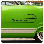 Harley-Davidson-Design auf der Tür eines klassischen grünen Autos