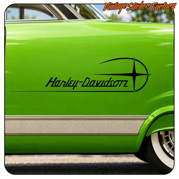 Detail des Harley-Davidson-Designs auf der grünen Karosserie eines klassischen Autos