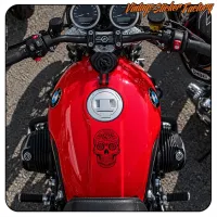 Draufsicht auf ein rotes Motorrad mit dekorativem Totenkopf auf dem Tank