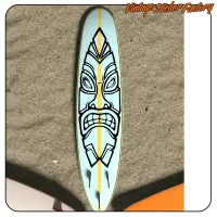 Tiki-Design auf einem hellen Surfbrett, Ansicht im Hochformat