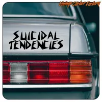Nahaufnahme des typografischen «Suicidal Tendencies»-Aufklebers auf einem klassischen Auto