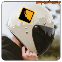 Vista del casco de moto con la pegatina cuadrada de escalada en el lateral
