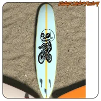 Vista de la calavera ciclista aplicada en una tabla de surf alargada