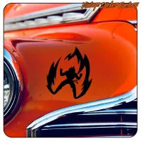 Goku-Aufkleber, von Flammen umgeben, auf der Karosserie eines klassischen Autos