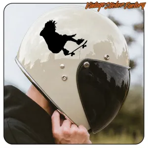 Silhouette noire de skater appliquée sur un casque clair à visière sombre