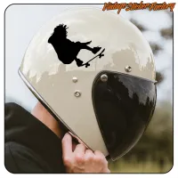 Schwarze Skater-Silhouette auf einem hellen Helm mit dunklem Visier, Seitenansicht