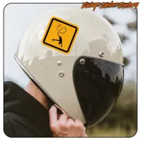 Nahaufnahme eines weißen Retrohelms mit dem gelben Design auf der Oberseite