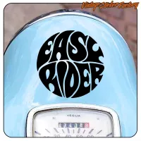 Détail de l’autocollant EASY RIDER noir sur l’avant bleu d’une moto