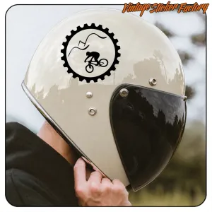 Diseño ciclista con montaña y aro dentado aplicado en un casco blanco