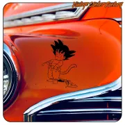 Goku mit Kimono auf der Karosserie eines klassischen Fahrzeugs angebracht