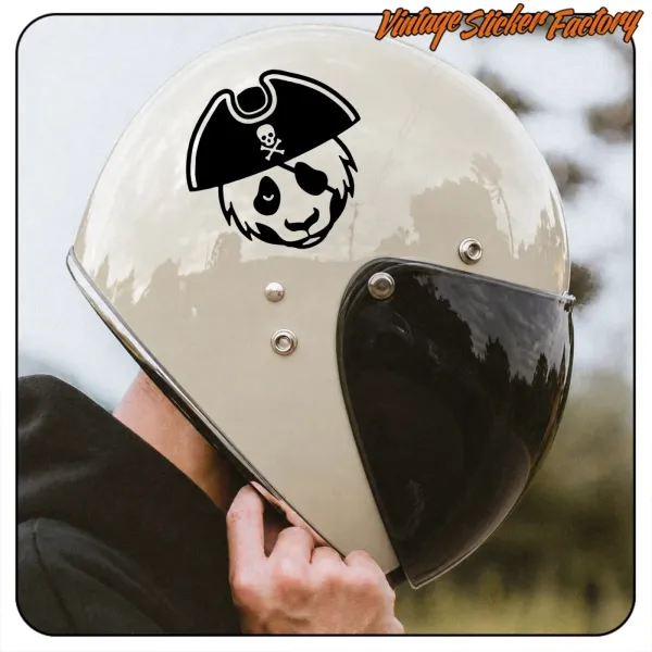 Detail des Panda-Piraten auf einem Motorradhelm
