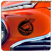 Autocollant noir avec figure viking et texte VOLVO appliqué sur la carrosserie d’un véhicule classique rouge